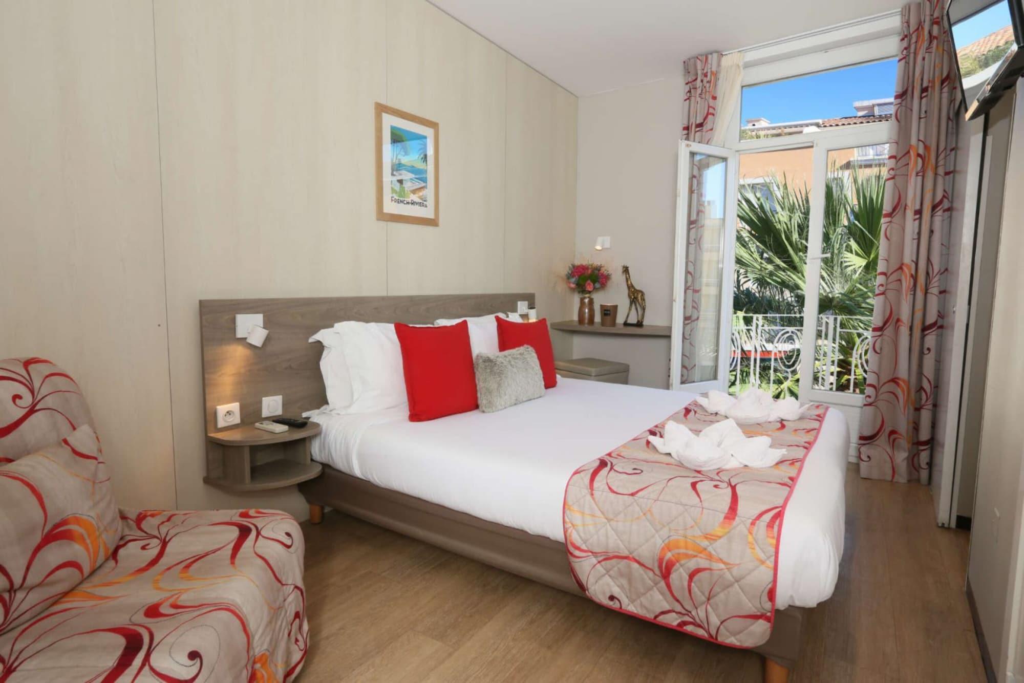 Brit Hotel Confort Le Revest Sainte-Maxime Esterno foto