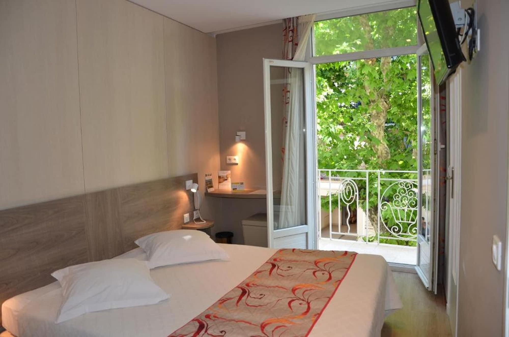 Brit Hotel Confort Le Revest Sainte-Maxime Esterno foto