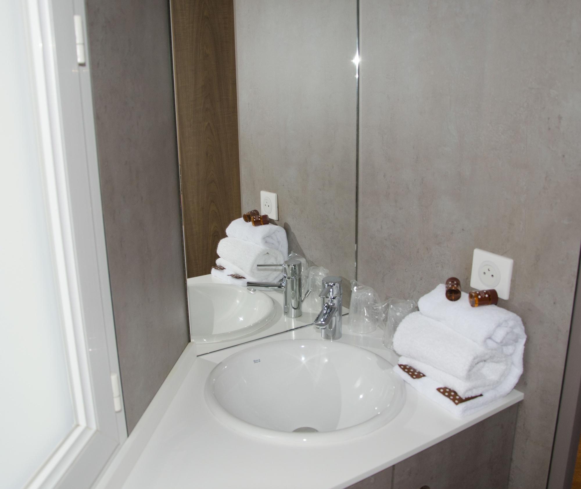 Brit Hotel Confort Le Revest Sainte-Maxime Esterno foto