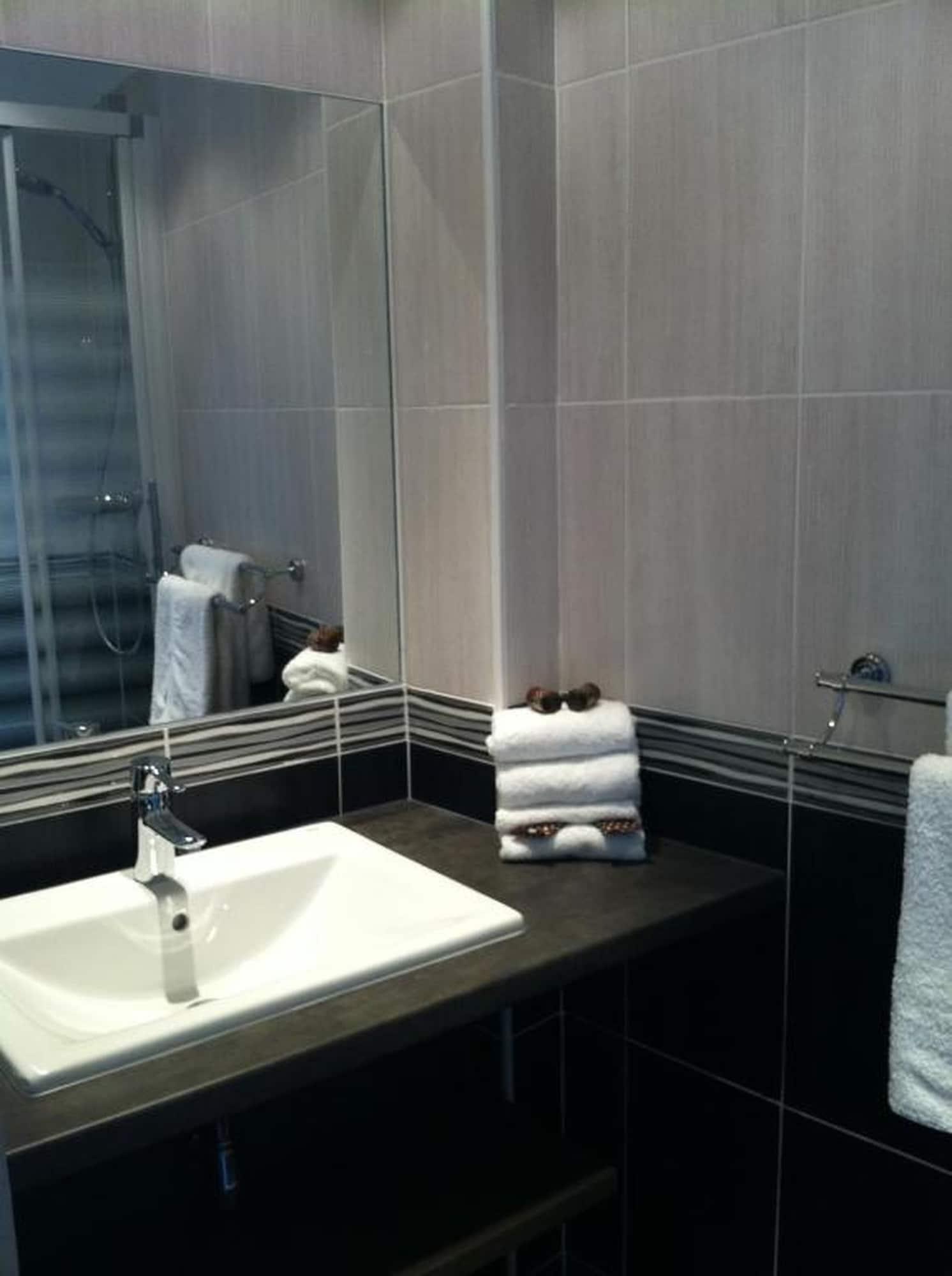 Brit Hotel Confort Le Revest Sainte-Maxime Esterno foto