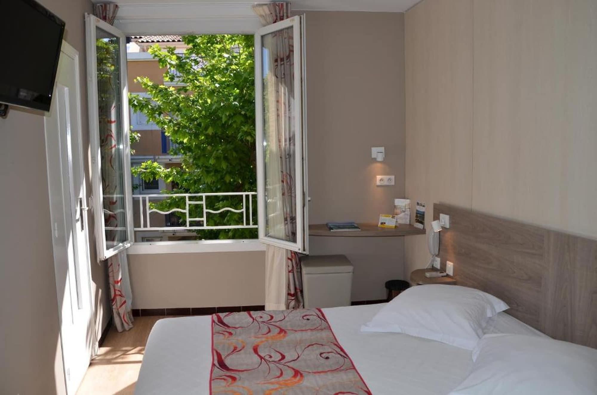Brit Hotel Confort Le Revest Sainte-Maxime Esterno foto
