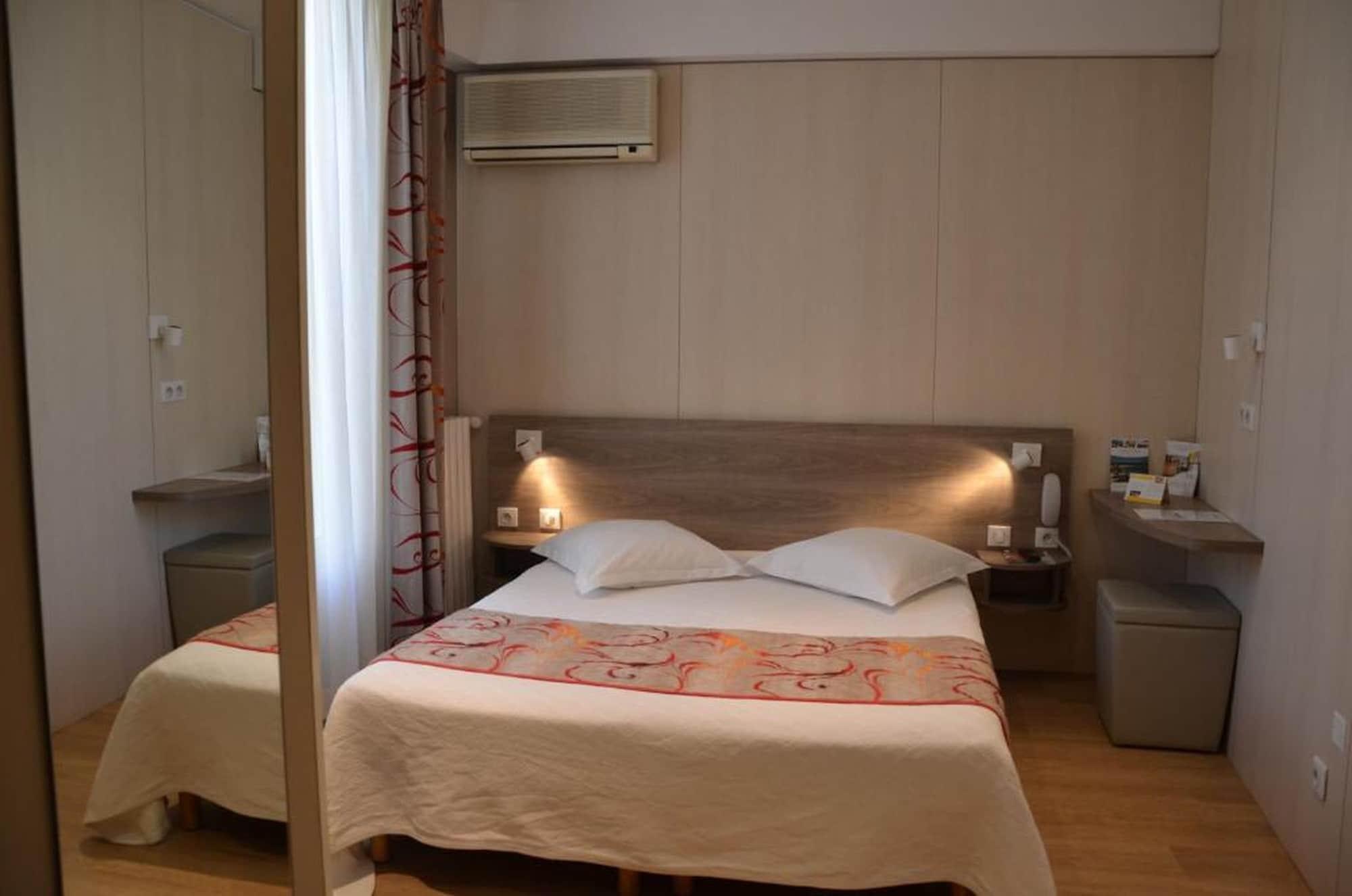 Brit Hotel Confort Le Revest Sainte-Maxime Esterno foto