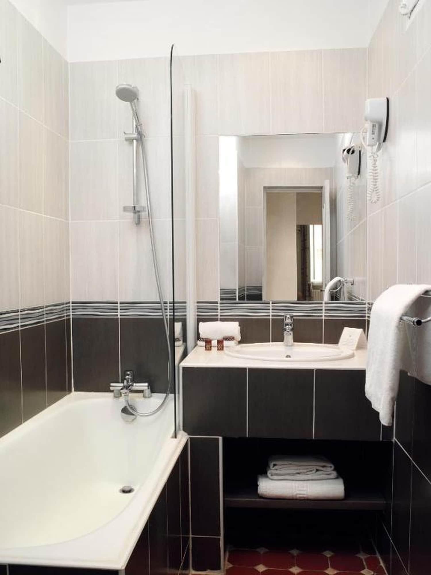 Brit Hotel Confort Le Revest Sainte-Maxime Esterno foto