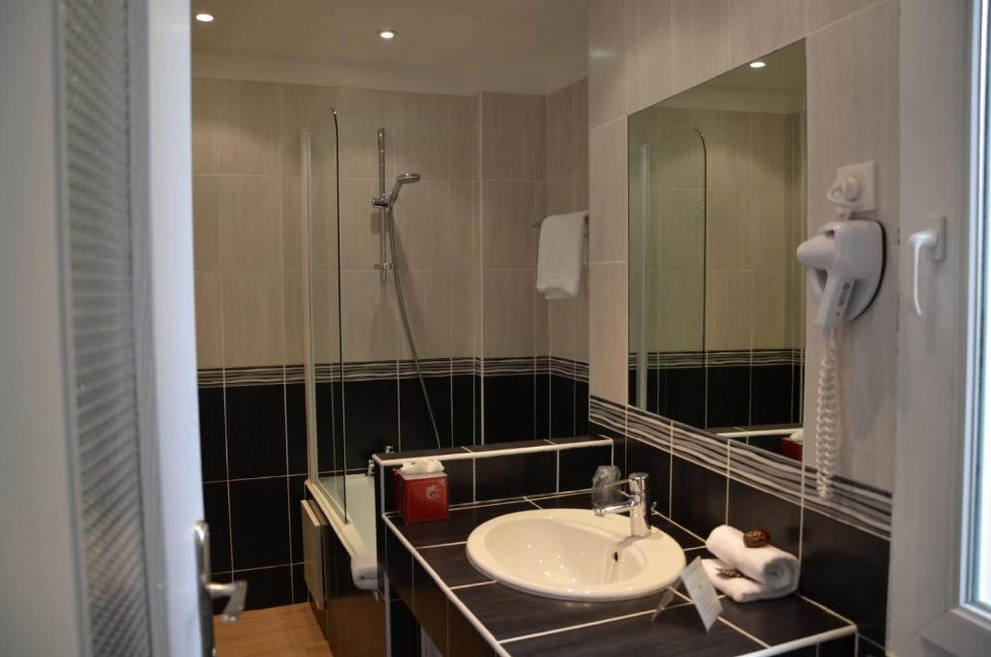 Brit Hotel Confort Le Revest Sainte-Maxime Esterno foto