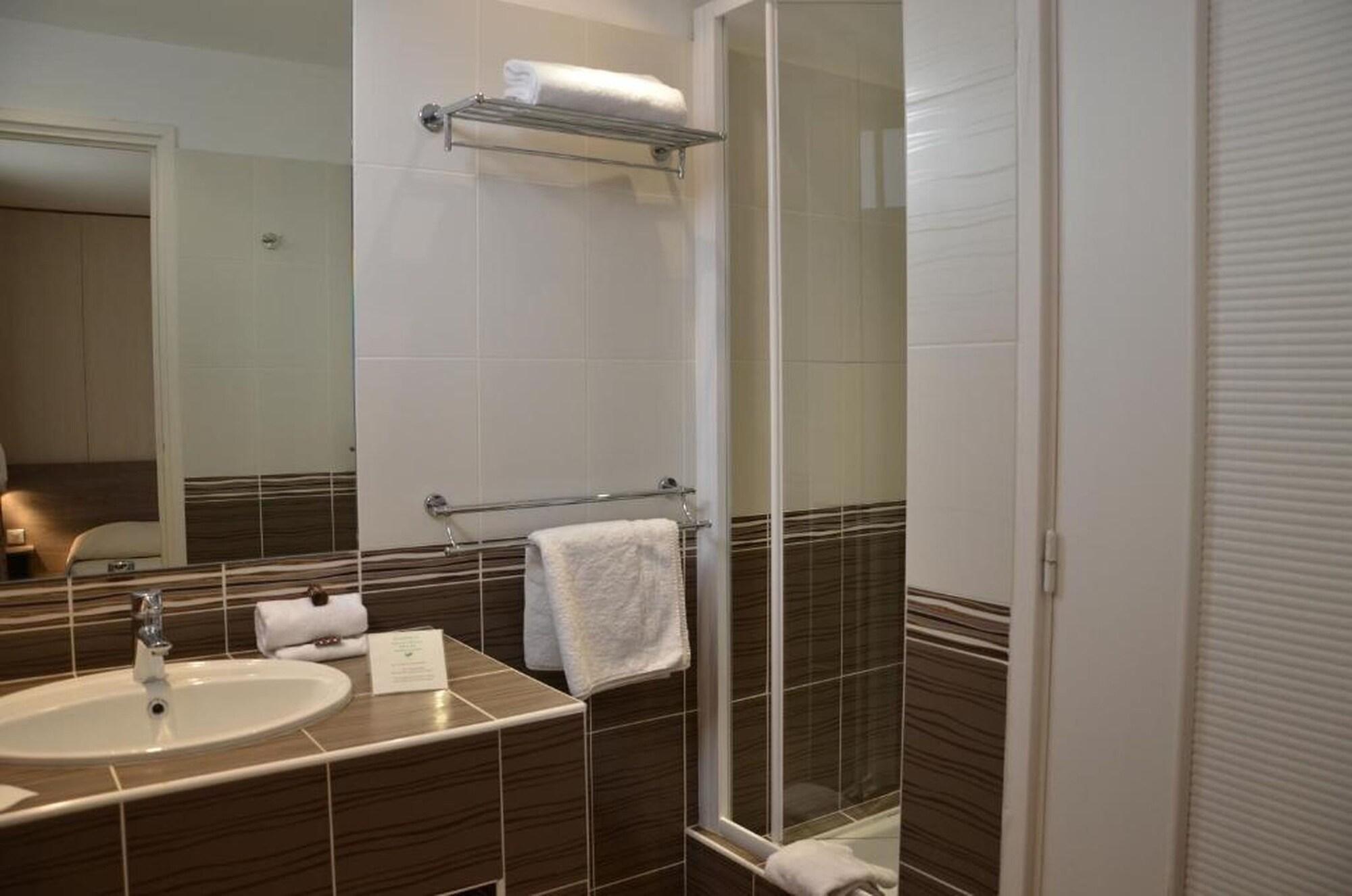 Brit Hotel Confort Le Revest Sainte-Maxime Esterno foto