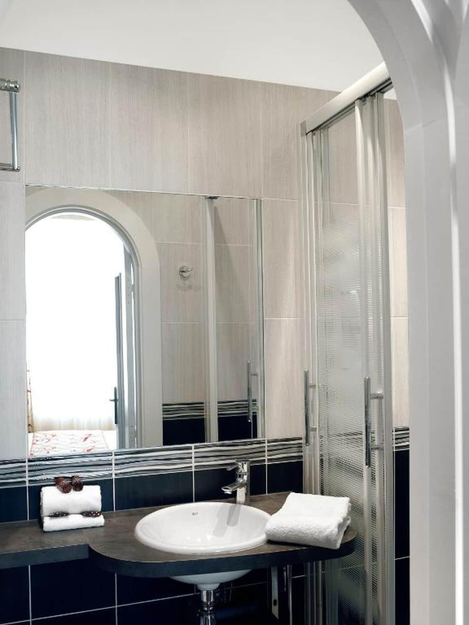 Brit Hotel Confort Le Revest Sainte-Maxime Esterno foto