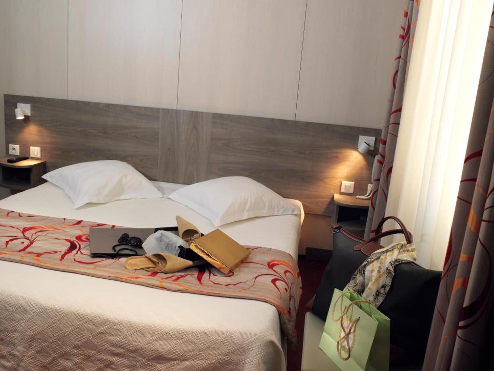 Brit Hotel Confort Le Revest Sainte-Maxime Esterno foto