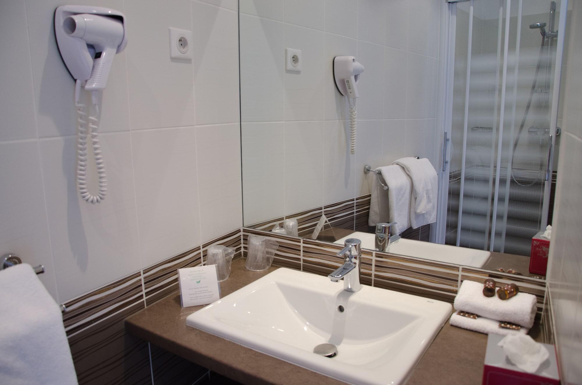 Brit Hotel Confort Le Revest Sainte-Maxime Esterno foto
