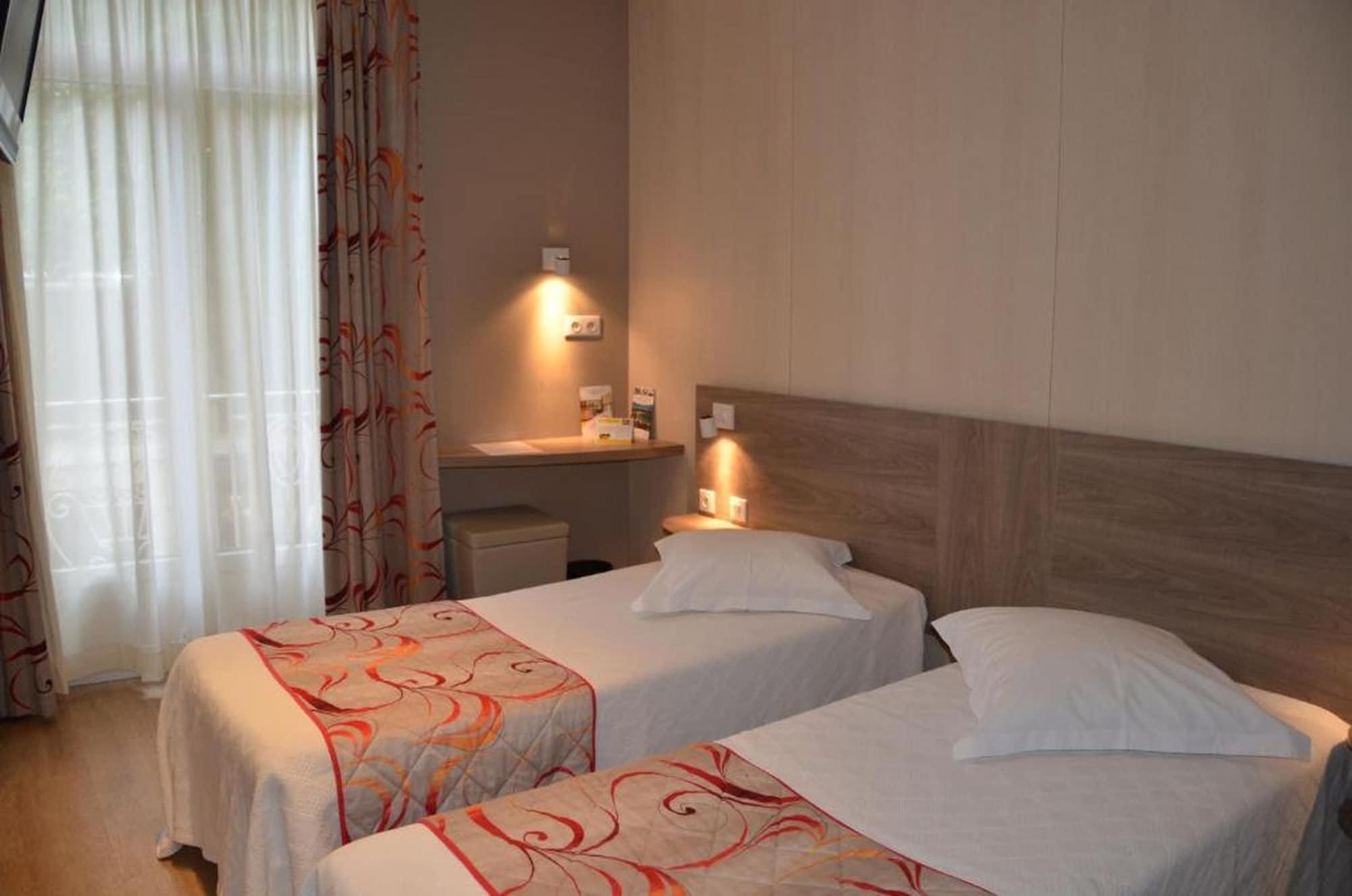 Brit Hotel Confort Le Revest Sainte-Maxime Esterno foto