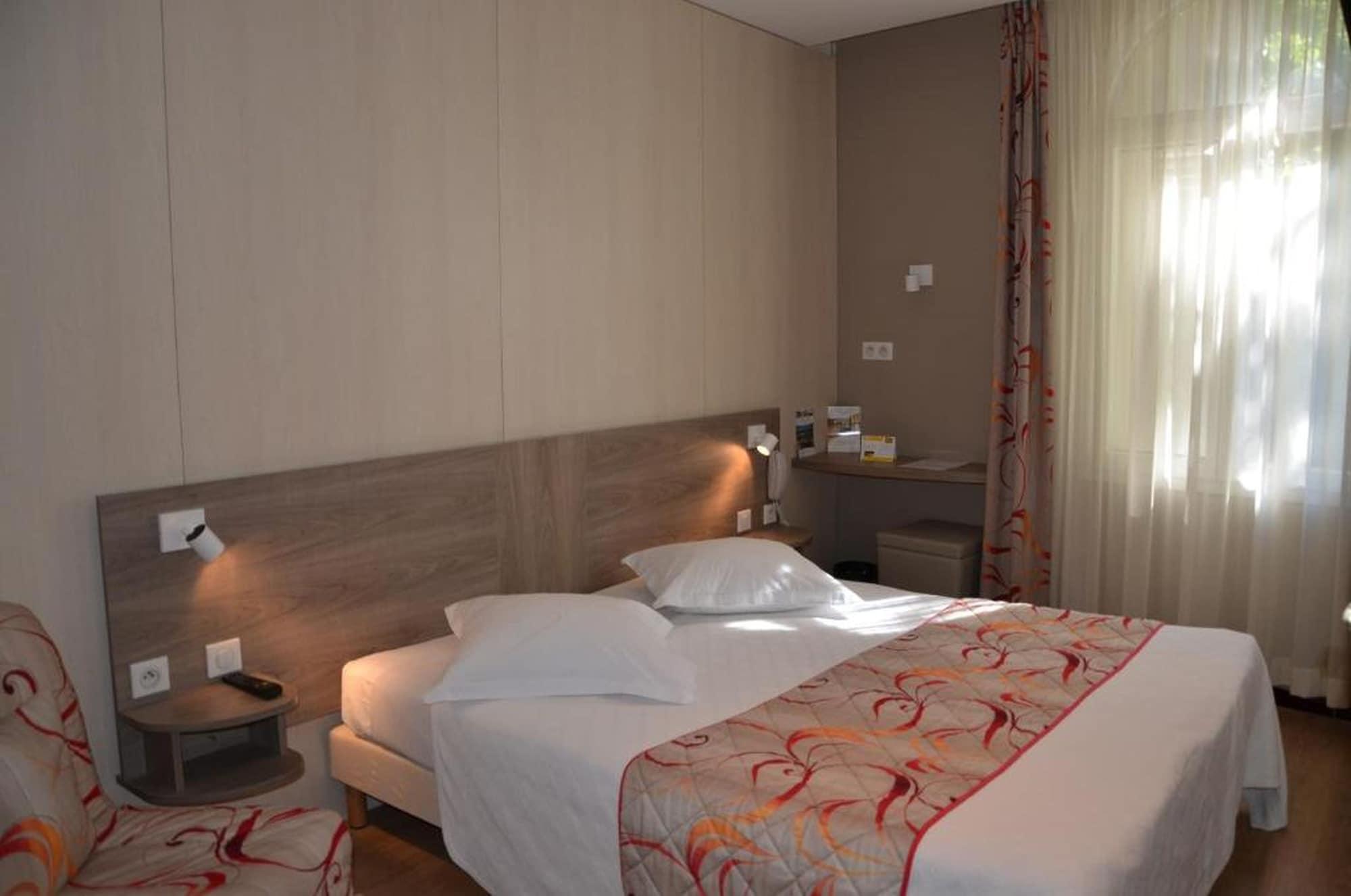 Brit Hotel Confort Le Revest Sainte-Maxime Esterno foto