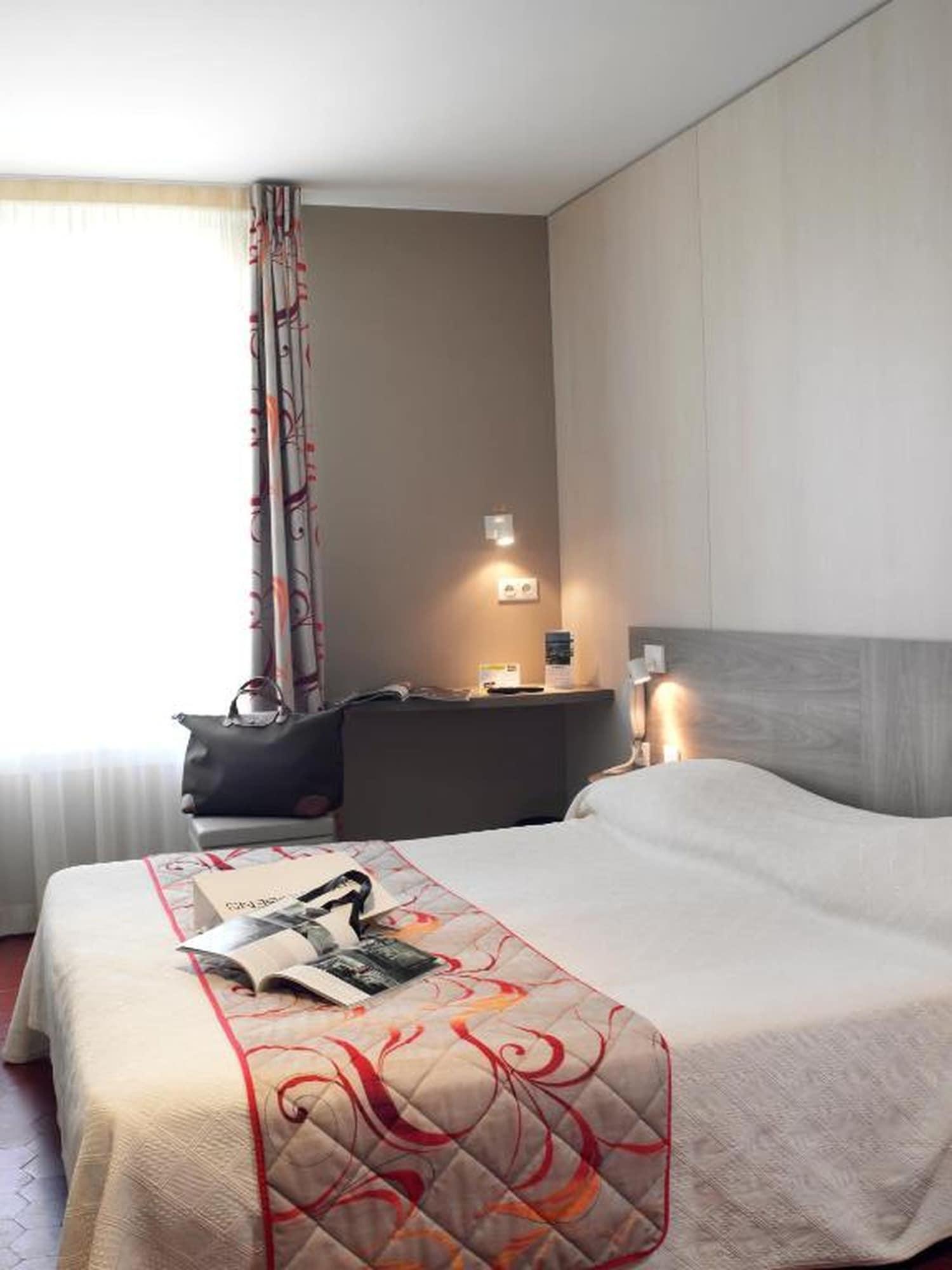 Brit Hotel Confort Le Revest Sainte-Maxime Esterno foto