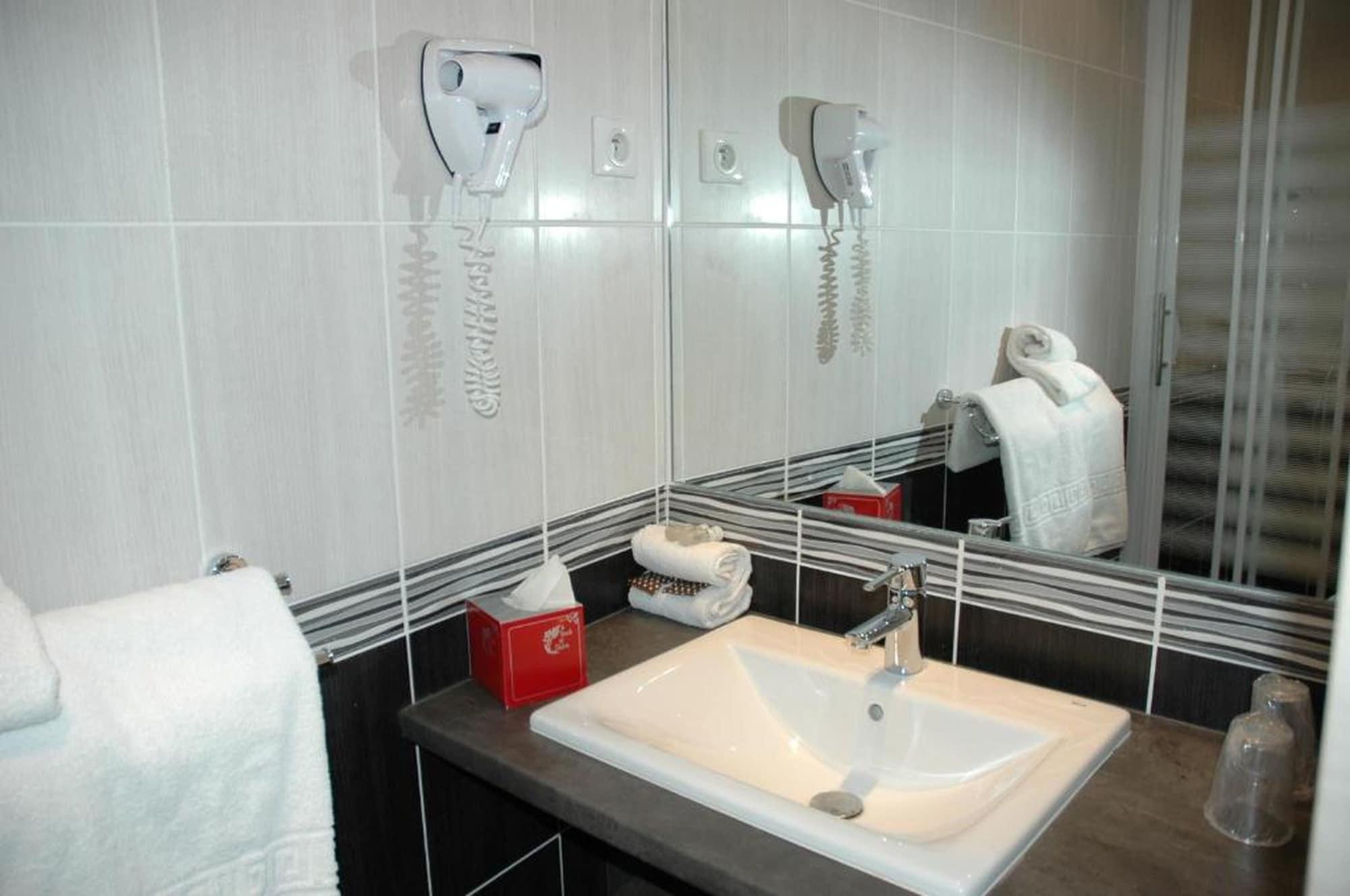 Brit Hotel Confort Le Revest Sainte-Maxime Esterno foto