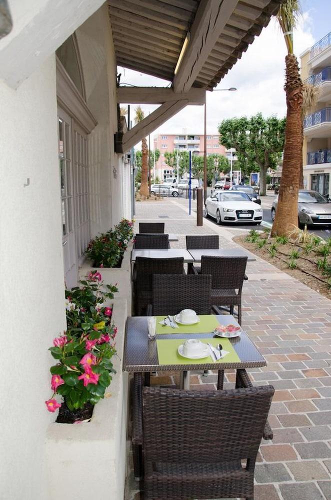Brit Hotel Confort Le Revest Sainte-Maxime Esterno foto
