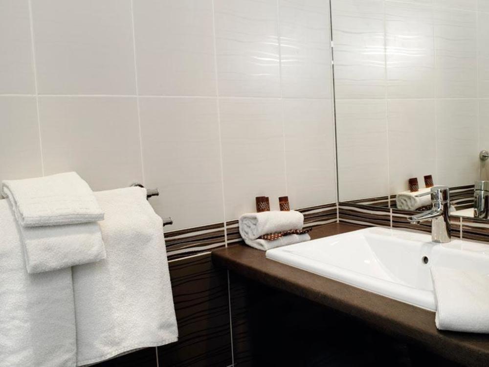 Brit Hotel Confort Le Revest Sainte-Maxime Esterno foto