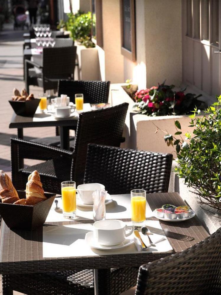 Brit Hotel Confort Le Revest Sainte-Maxime Esterno foto