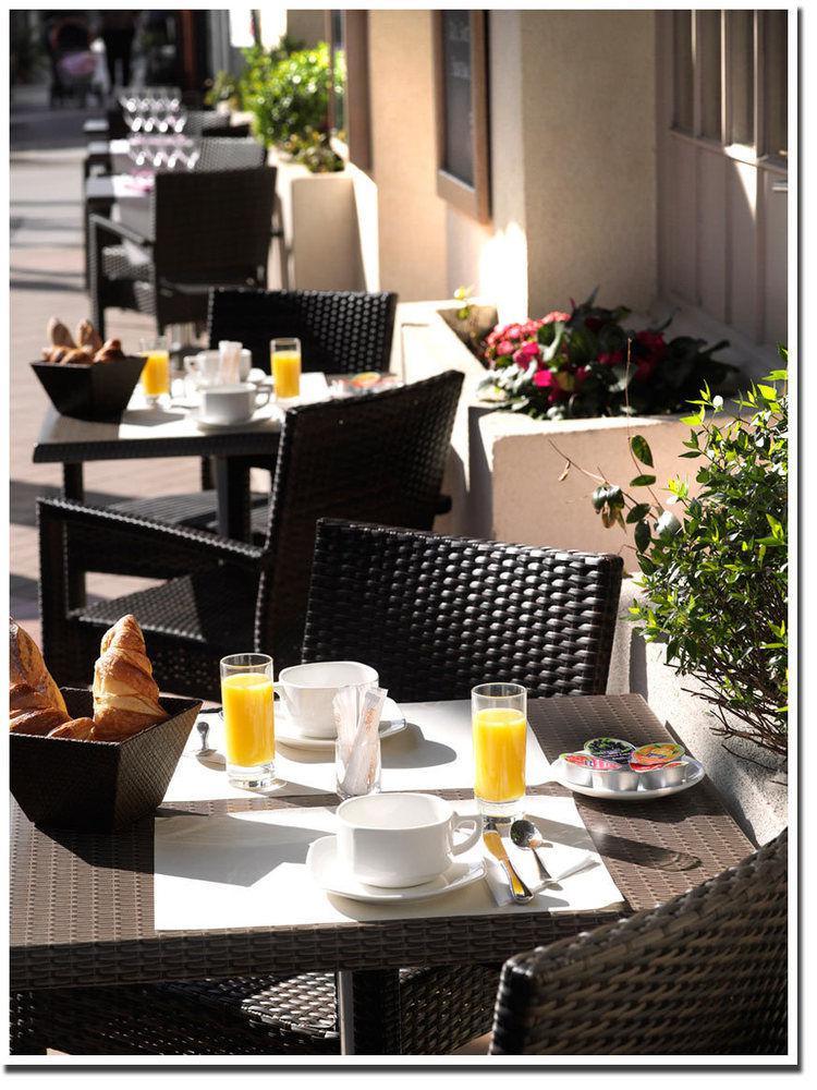 Brit Hotel Confort Le Revest Sainte-Maxime Esterno foto