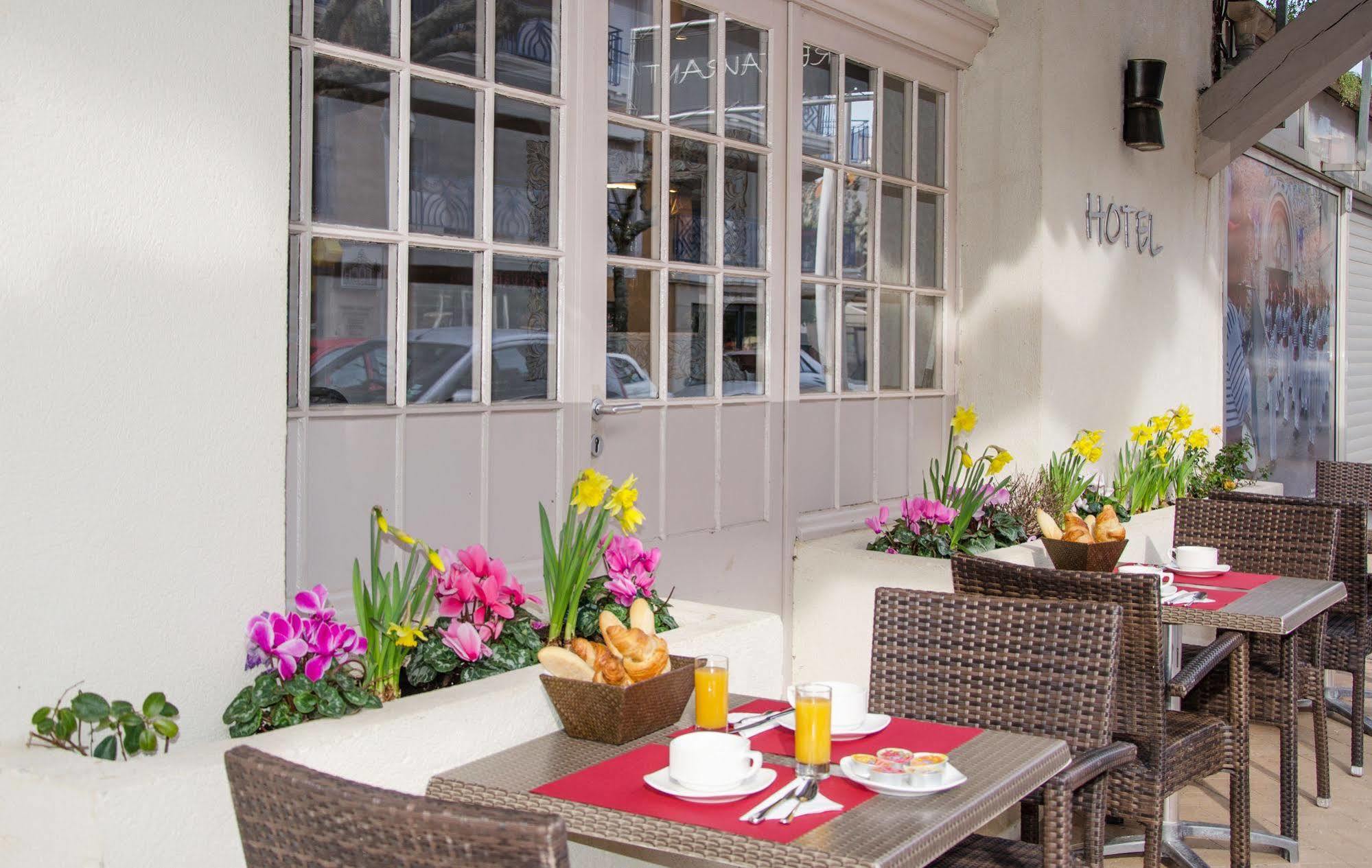 Brit Hotel Confort Le Revest Sainte-Maxime Esterno foto